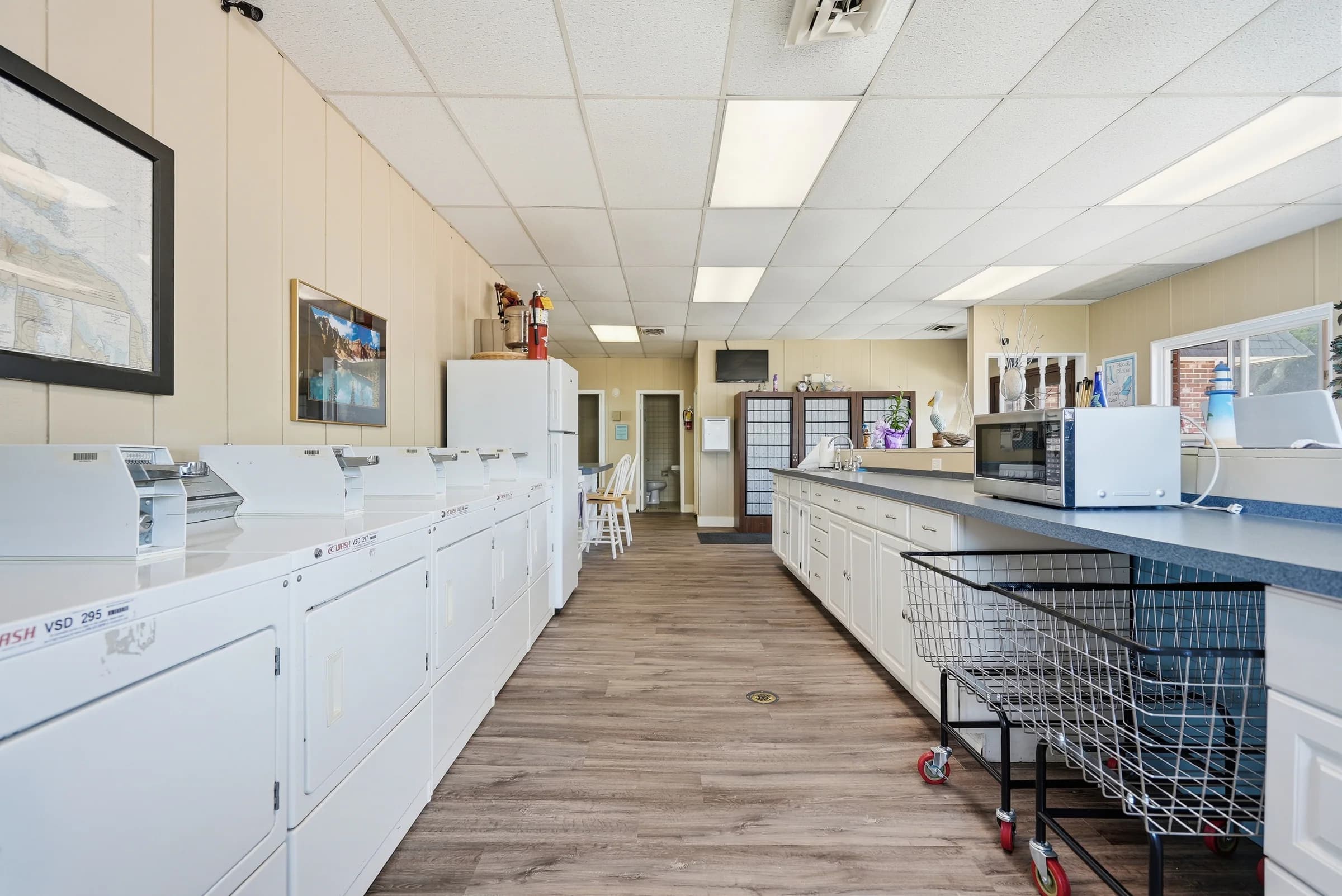 Clean resident laundry facility with multiple washers and dryers